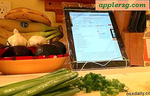 Schützen Sie ein iPad beim Kochen, indem Sie es in einer Plastiktasche sicher halten