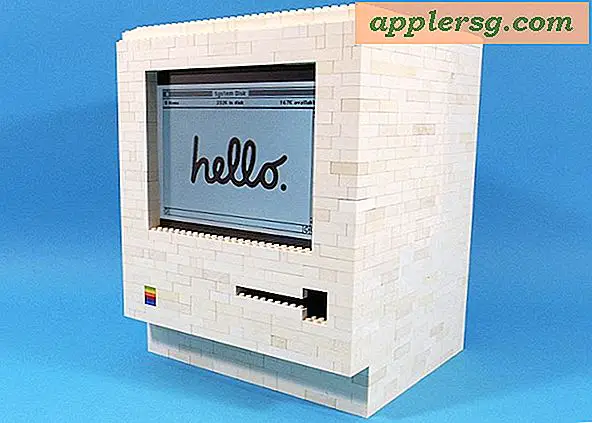 आईपैड स्टैंड के रूप में लेगो ब्लॉक डबल्स से निर्मित एक शानदार 1984 मैकिंतोश