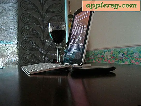 iPad Setups: iPad, Wein und ein iPhone in einem wunderbar minimalen Schreibtisch