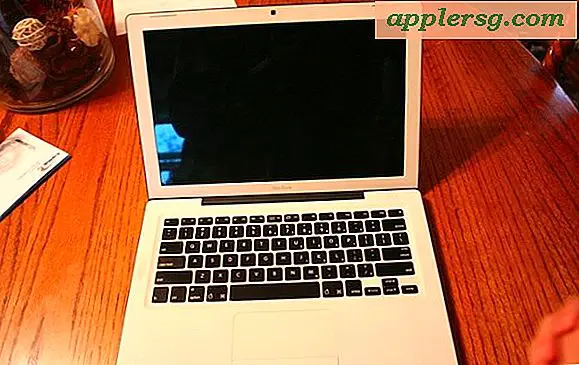 การตั้งค่า Mac: MacBook สีขาวพร้อมปุ่มสีดำ